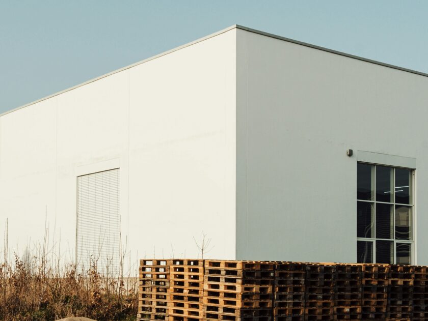 pallets buiten magazijn opgestapeld