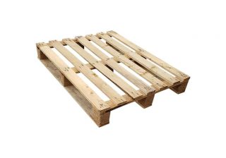 Houten pallet met open dek en 3 tussenplanken, zichtbaar op een betonnen ondergrond.