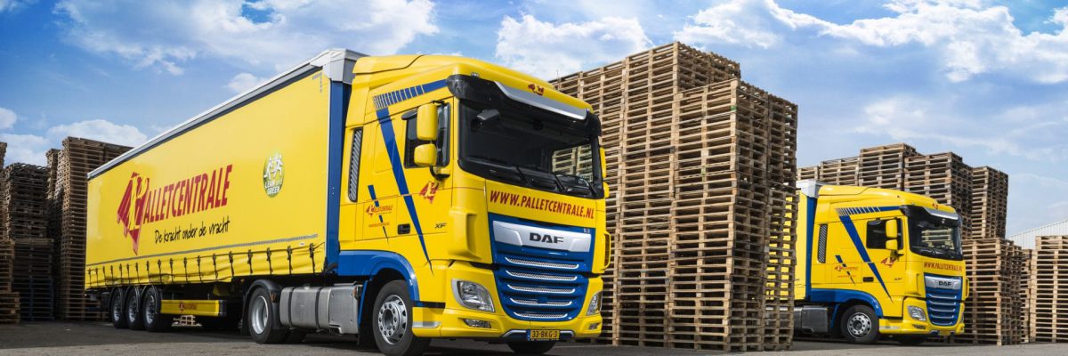 Palletcentrale vrachten tussen stapels pallets