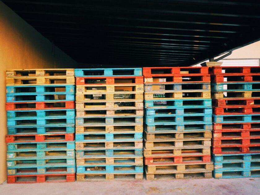 Goedkope pallets opgestapeld buiten