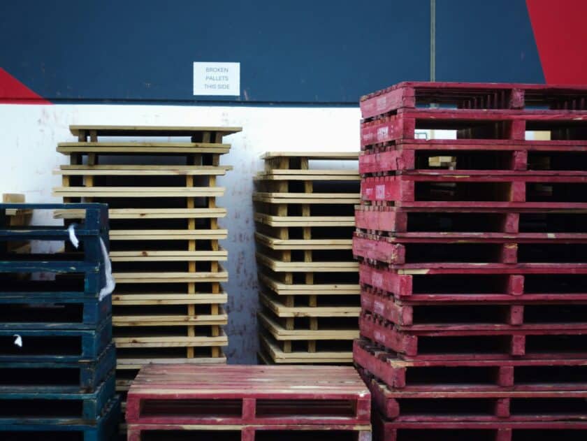 de goedkoopste pallets opgestapeld in magazijn