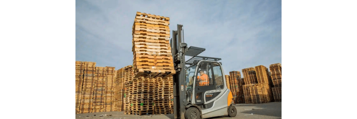 Heftruck met stapel pallets