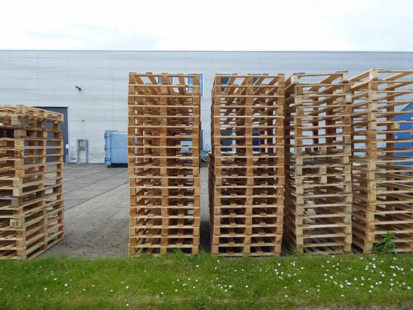 buiten op industrieterrein opgestapelde pallets