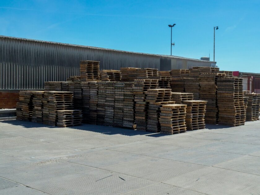 grote stapel pallets opgestapeld in bulk