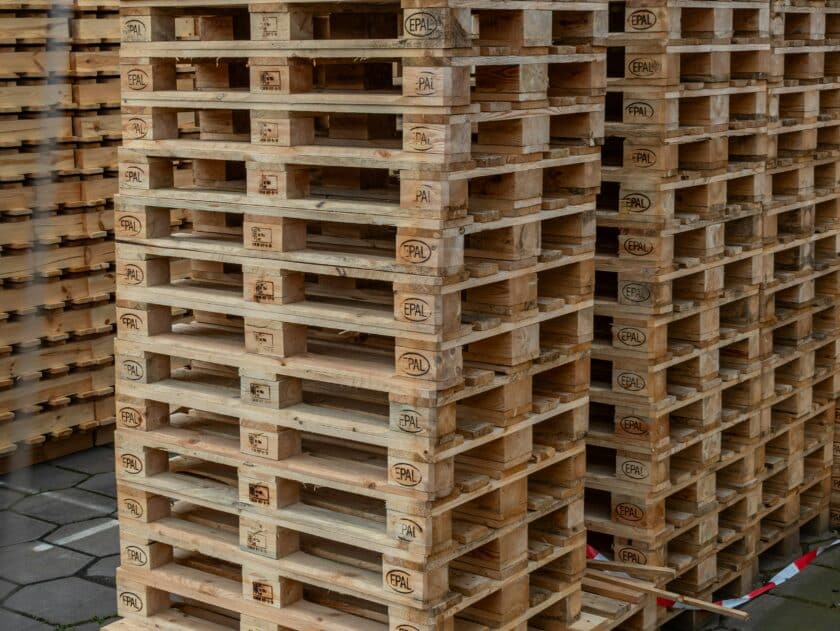 stapel europallets buiten in bulk