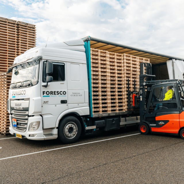 vrachtwagen met pallets foresco