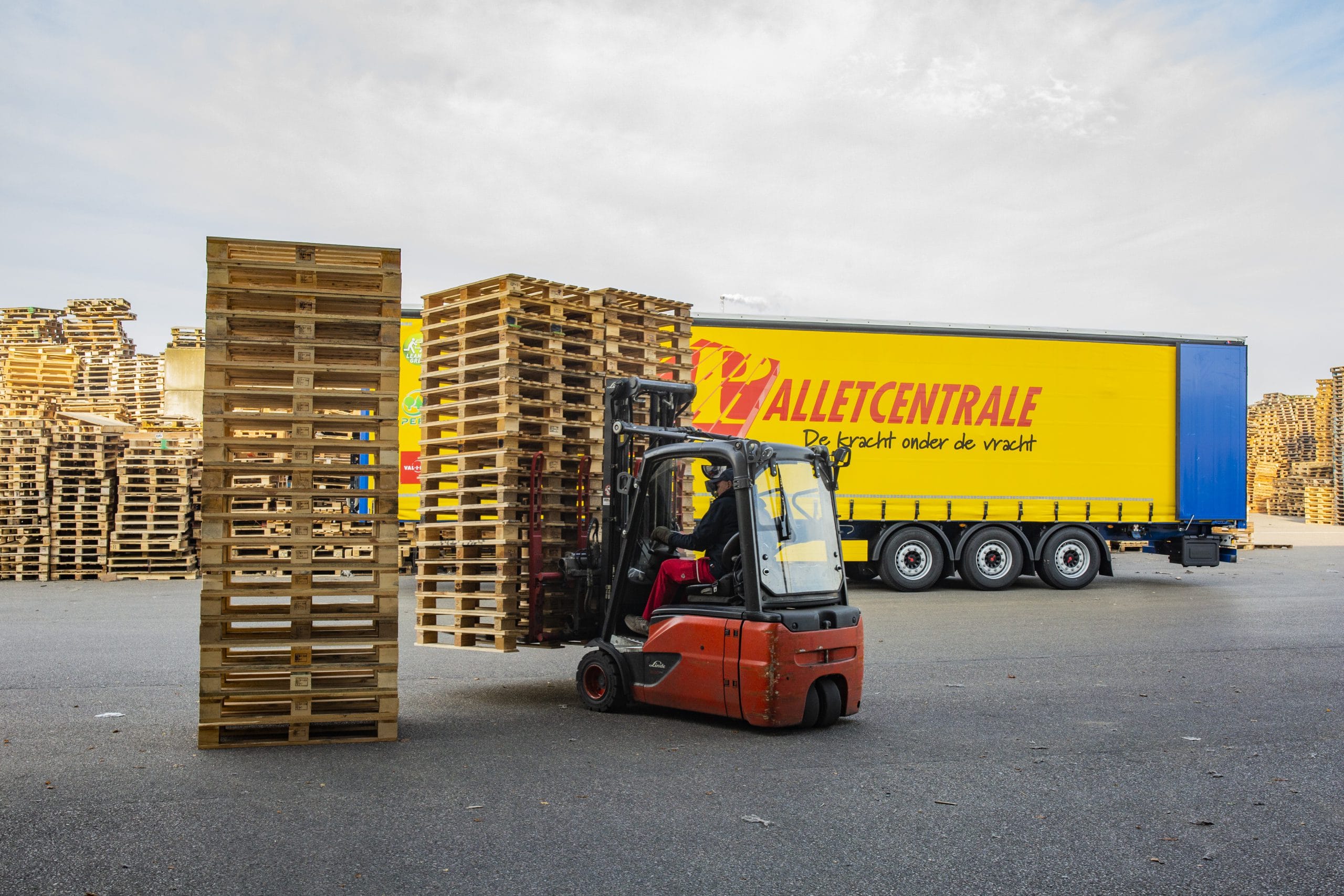 pallets op heftruck palletcentrale