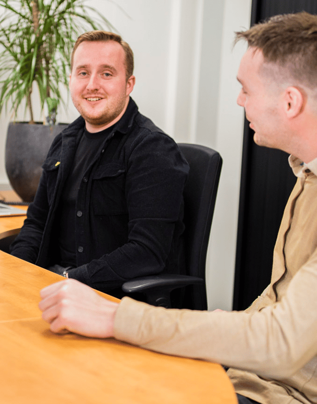 Cedric & Jasper aan bureau