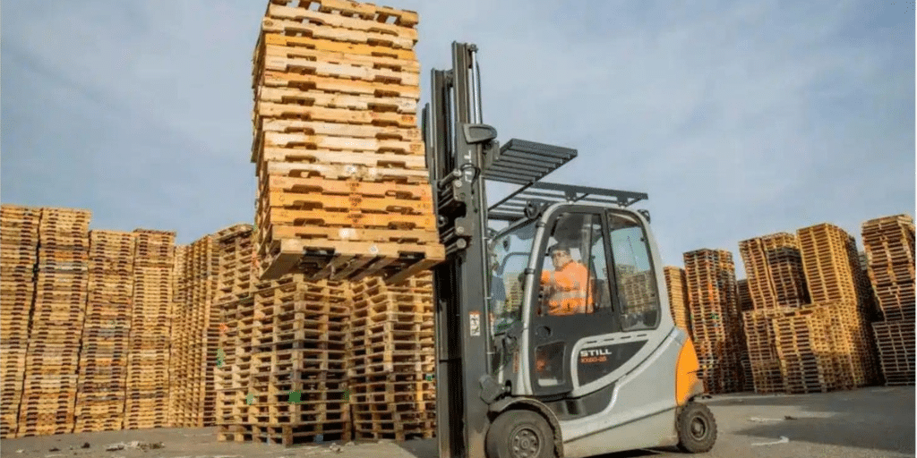 Heftruck met stapel pallets