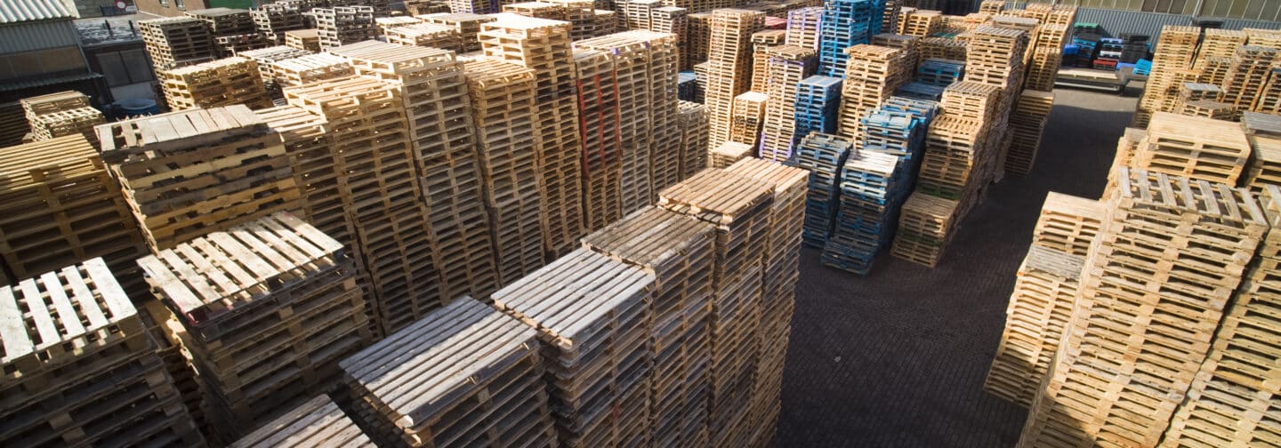 Pallets opgestapeld locatie Rotterdam