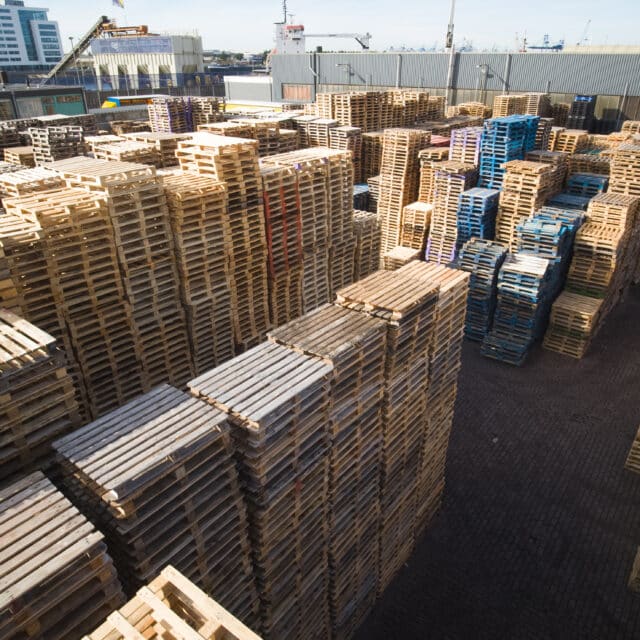 Pallets opgestapeld locatie Rotterdam