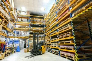 magazijn met pallet stellingen