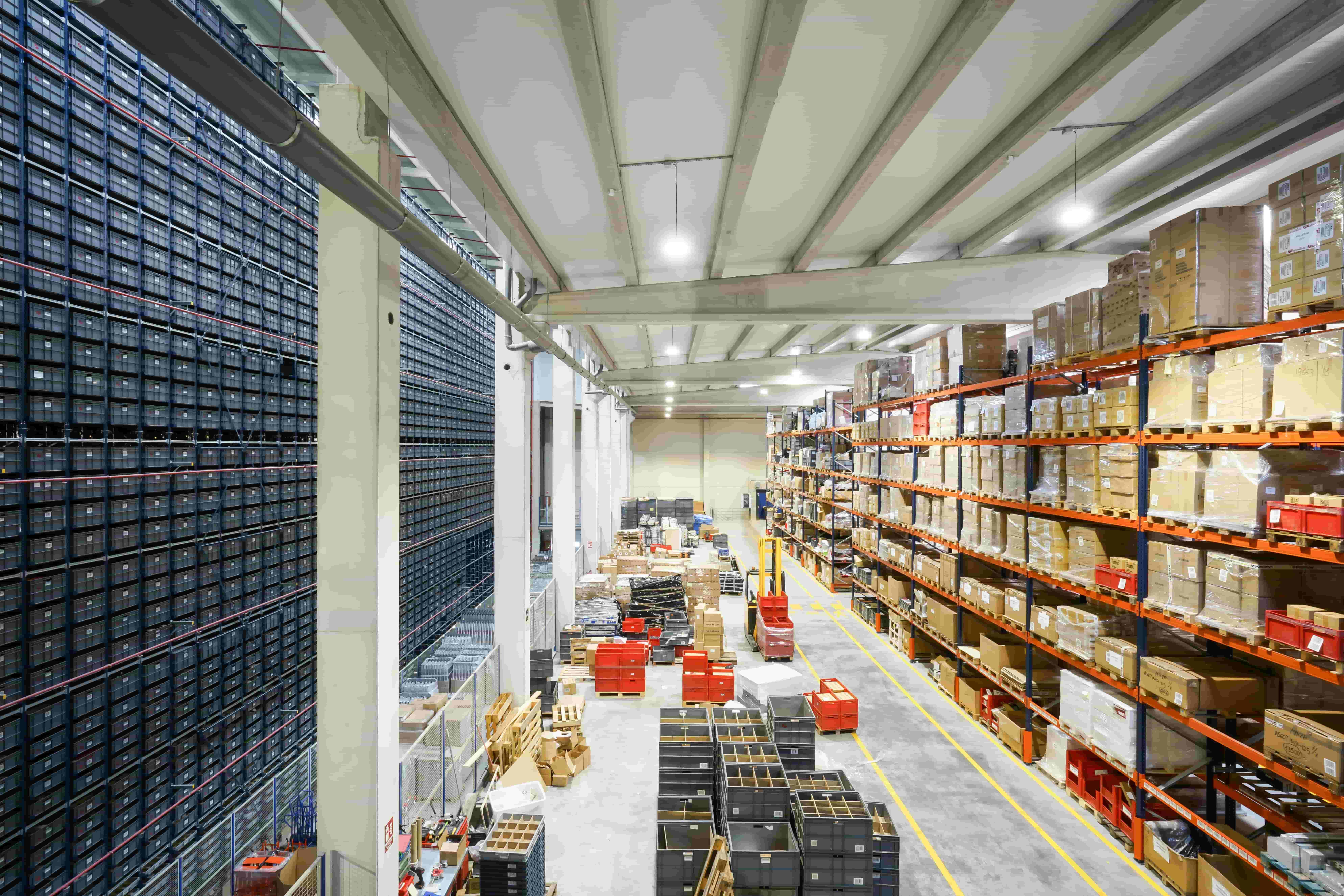 pallet containers in magazijn met pallets en dozen