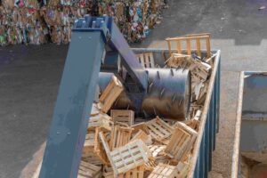 palletbreker of palletshredder maakt houten pallets kapot in container