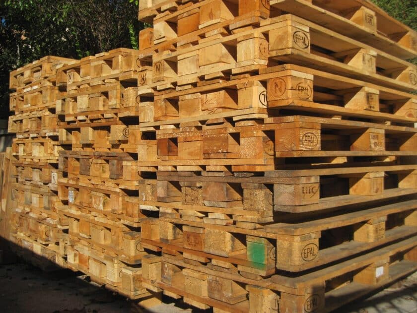 pallethandel groningen opgestapelde pallets