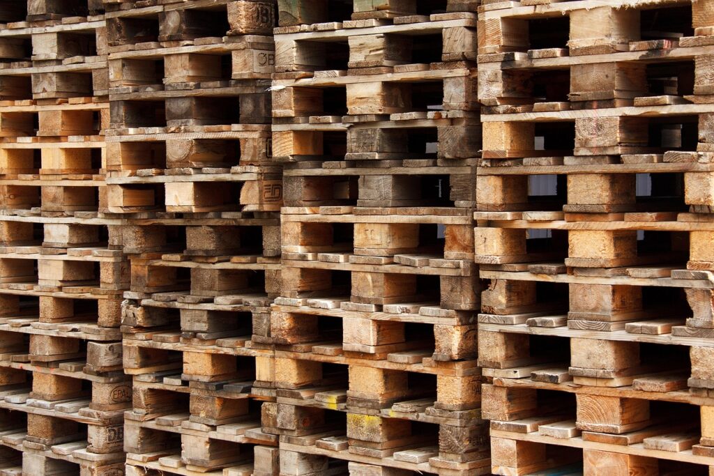 grote stapel pallets bij pallethandel in rotterdam