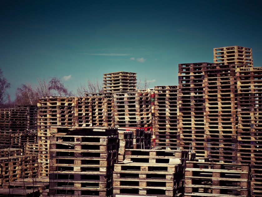 pallethandel rotterdam met grote stapel pallets