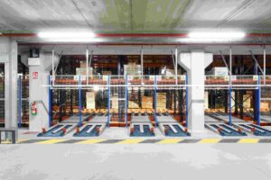 palletmachine in magazijn die pallets vervoeren