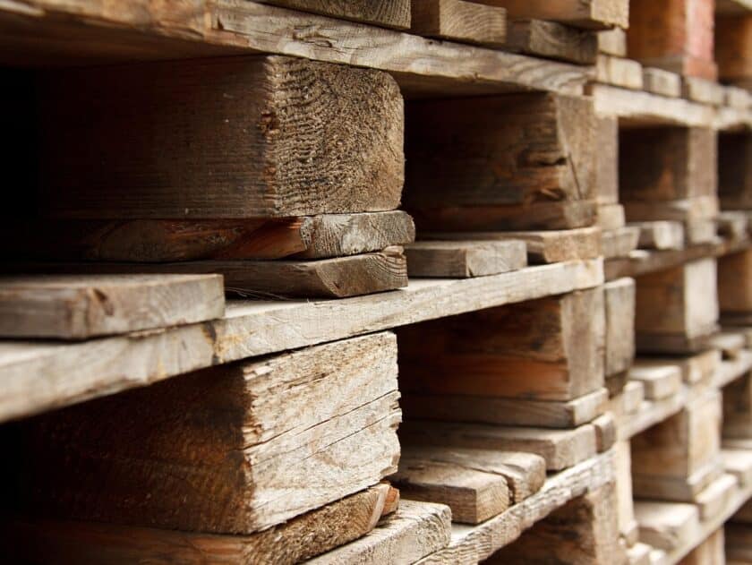 pallets opgestapeld pallethandel friesland