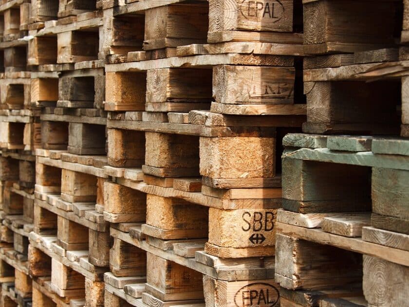goedkope pallets opgestapeld
