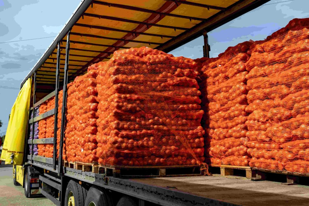 pallets gevuld met landbouw op een vrachtwagen