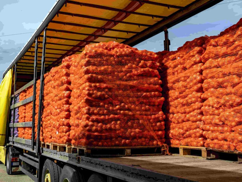 pallets gevuld met landbouw op een vrachtwagen