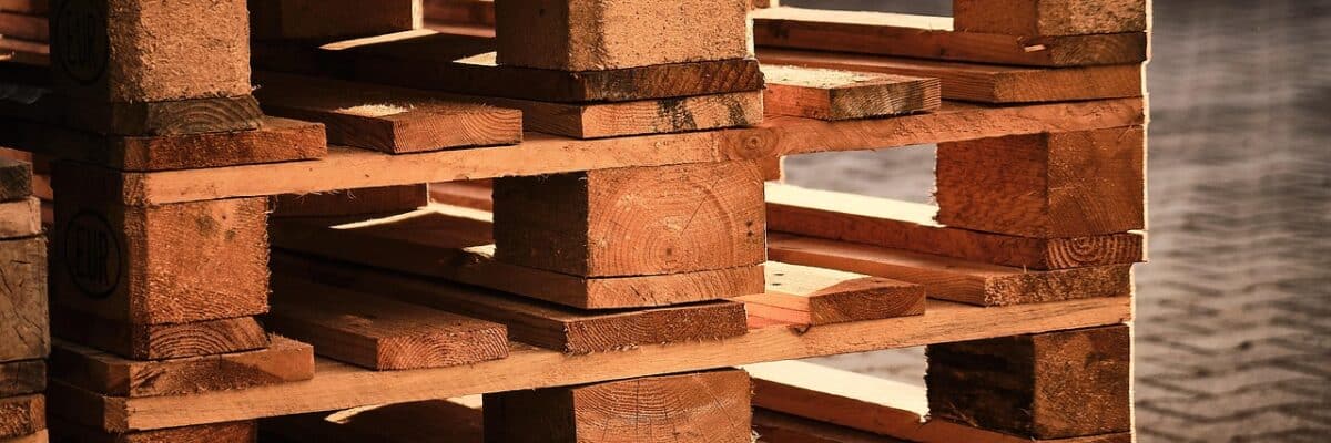 pallets opgestapeld op industrieterrein