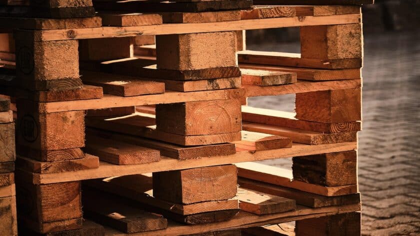 pallets opgestapeld op industrieterrein