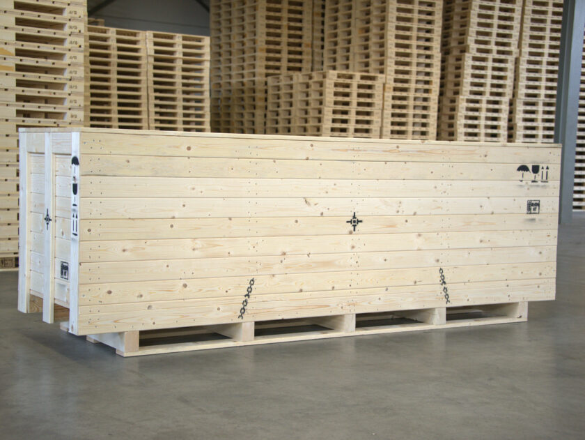 houten verpakkingen in magazijn op houten pallet