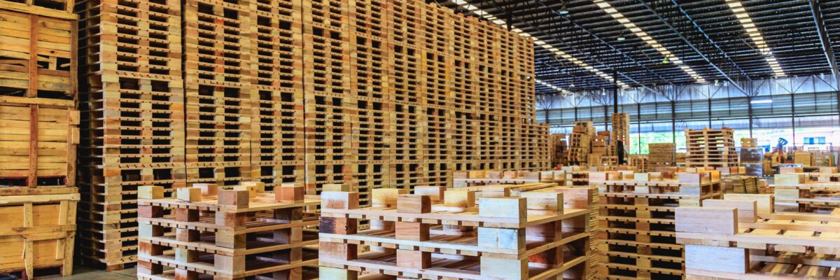 stapel nieuwe pallets in warenhuis