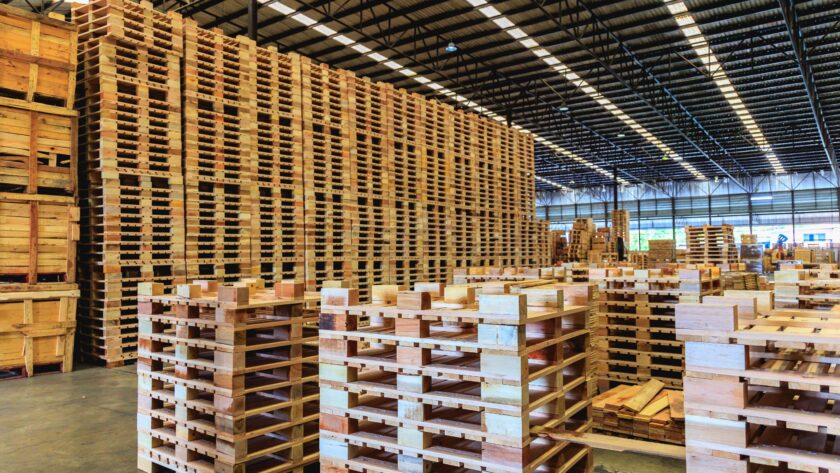 stapel nieuwe pallets in warenhuis
