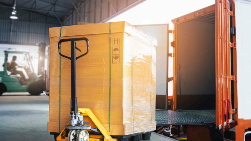 palletdoos op pallet en steekwagen