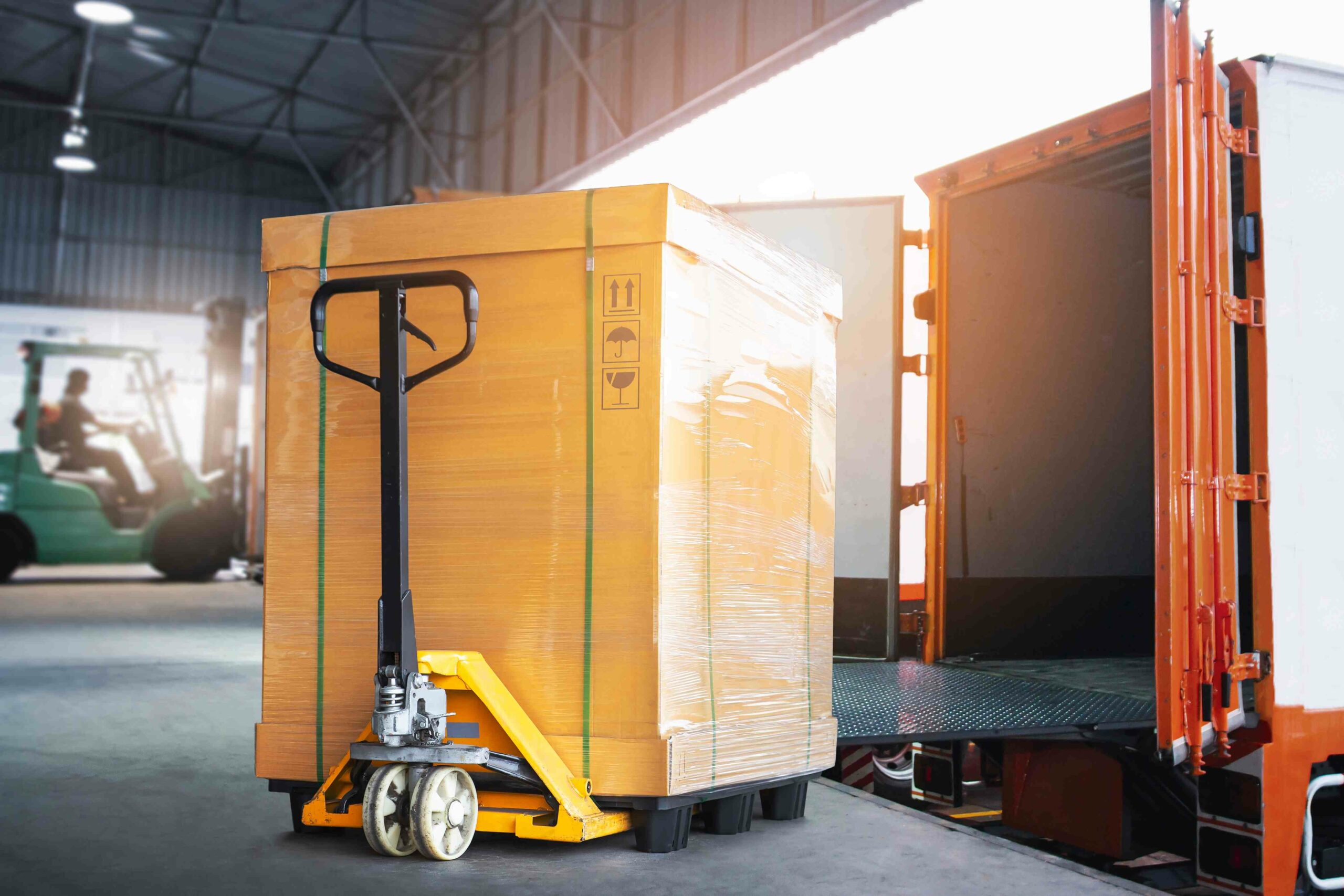 palletdoos op pallet en steekwagen