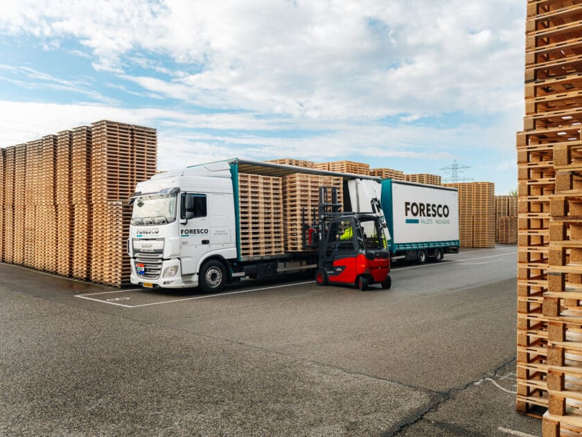 vrachtwagen word uitgeladen door heftruck met pallets